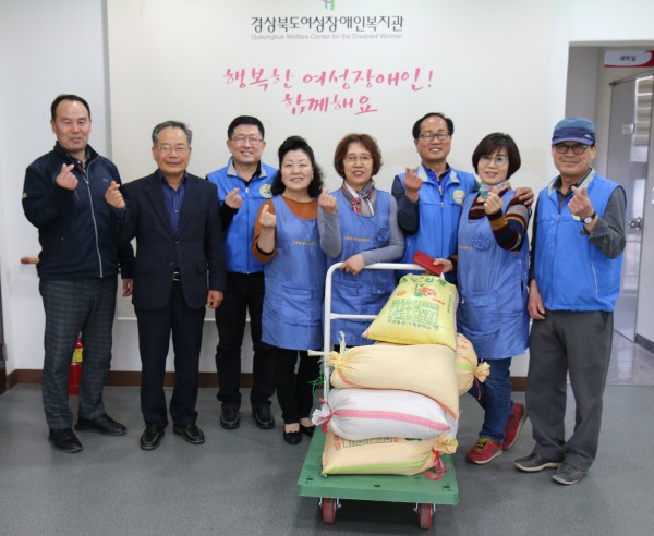 바르게살기 오천위원회로부터 후원받은 백미 20kg 7포대를 앞에 두고 찍은 기념사진